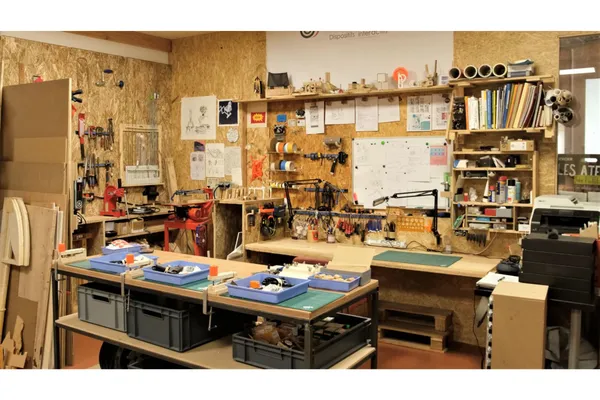 Fabriquez votre voiture à mécanique de ressort en duo avec votre enfant - Image n°1 - Wecandoo