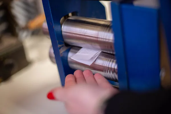 Réalisez vos boucles d'oreilles en laiton texturé - Image n°2 - Wecandoo