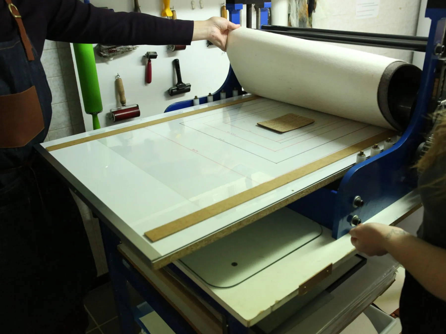 Réalisez vos cartes postales gaufrées en duo avec votre enfant - Image n°4 - Wecandoo